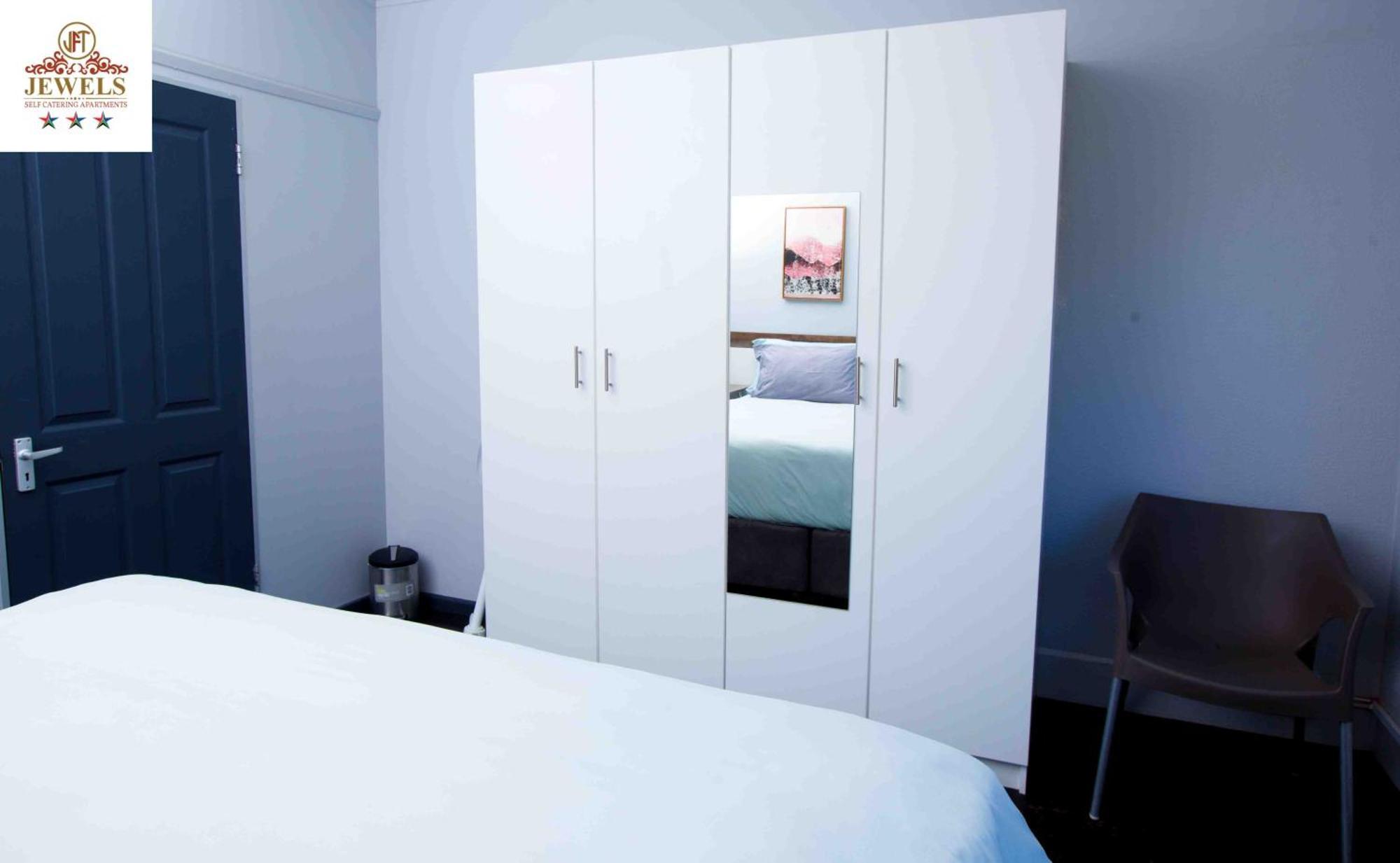Bed and Breakfast Jft Self Catering Units Іст-Лондон Екстер'єр фото