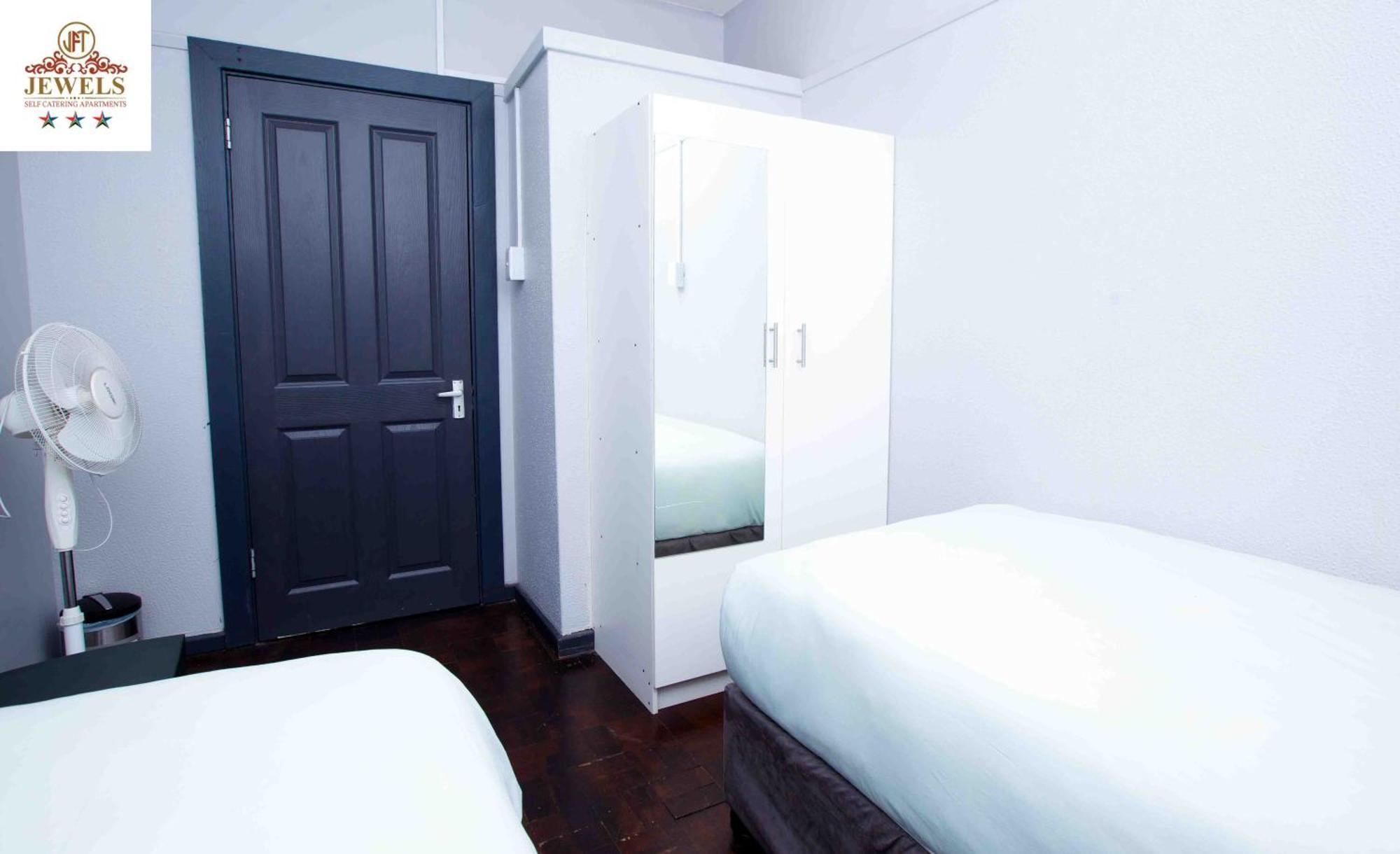 Bed and Breakfast Jft Self Catering Units Іст-Лондон Екстер'єр фото